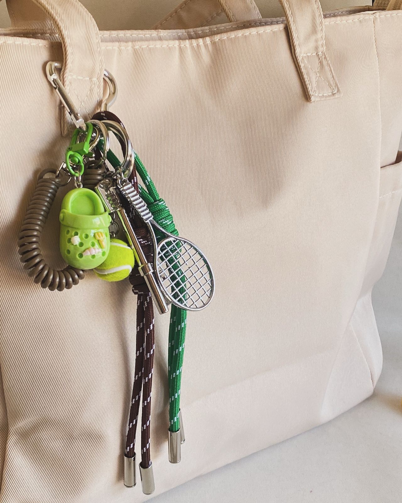TENNIS CHARM WITH CORDS