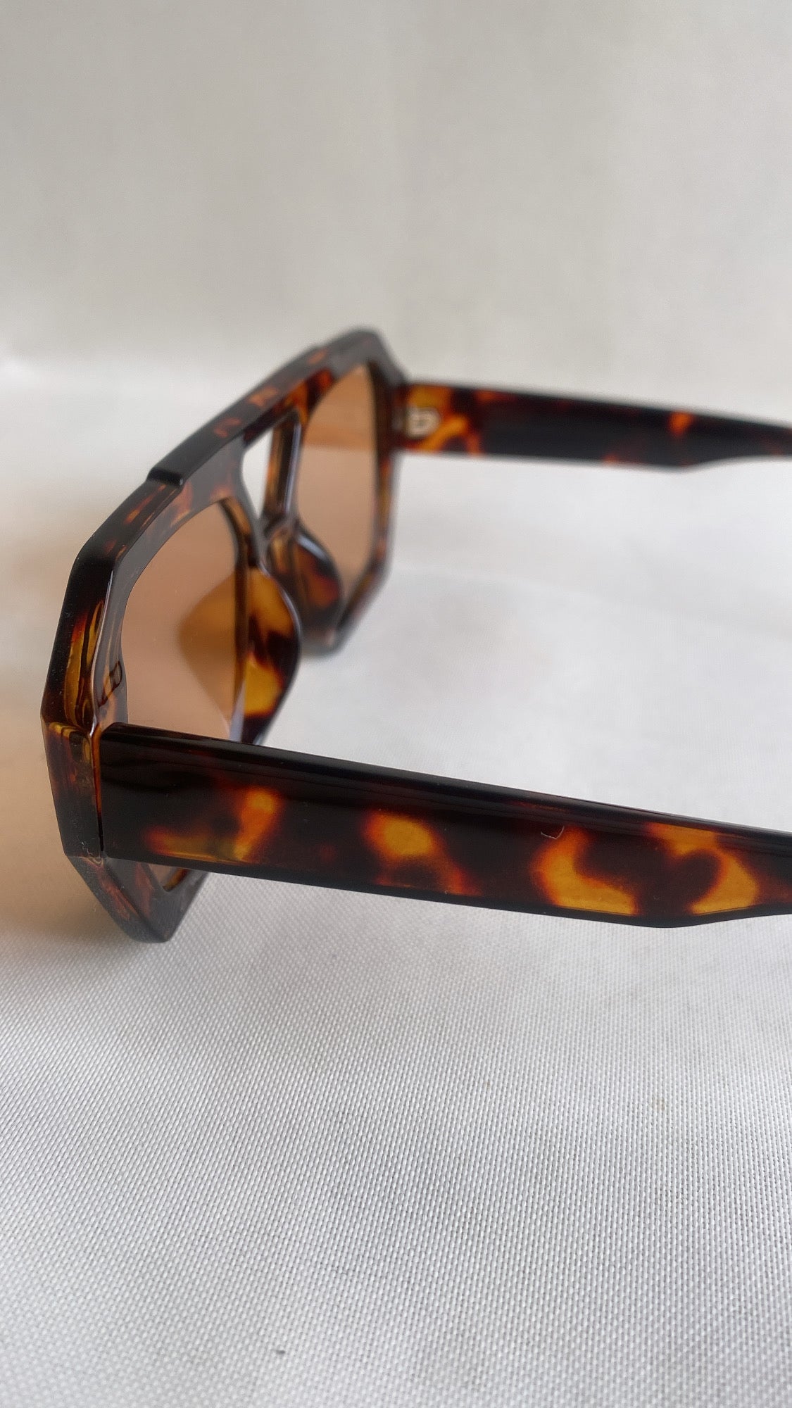 TORTOISE CHUNKY SHADES